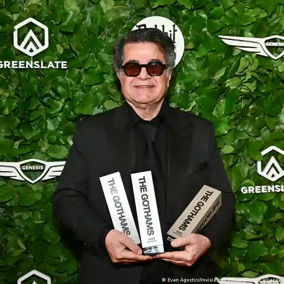 جعفر پناهی میان طعم شیرین سه جایزه گاتهام و حکم یک سال حبس